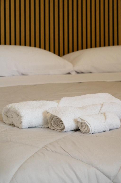 two white towels sitting on top of two beds at Atmosfere 21 in Pagani
