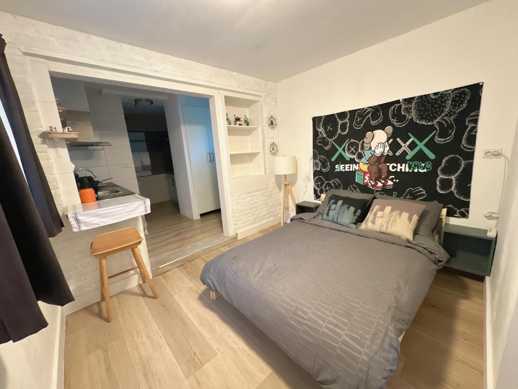 ein Schlafzimmer mit einem Bett und einem Schreibtisch in der Unterkunft Wangwang house in Heerlen