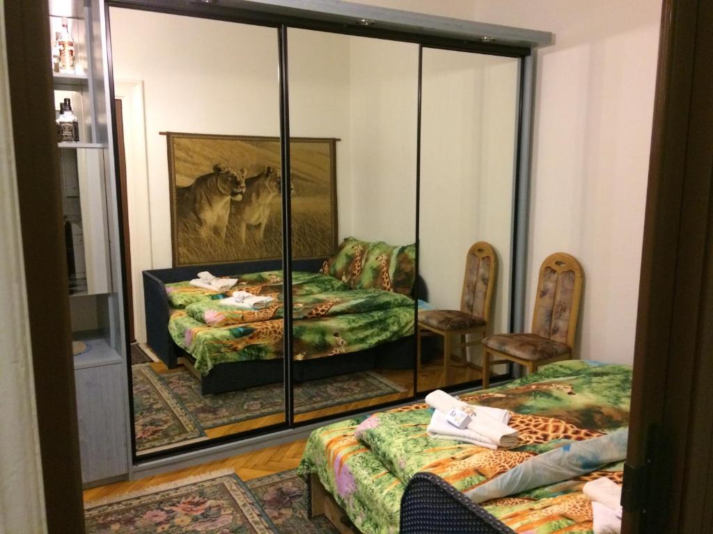 un soggiorno con specchio e 2 letti di Joe Apartman Budapest a Budapest