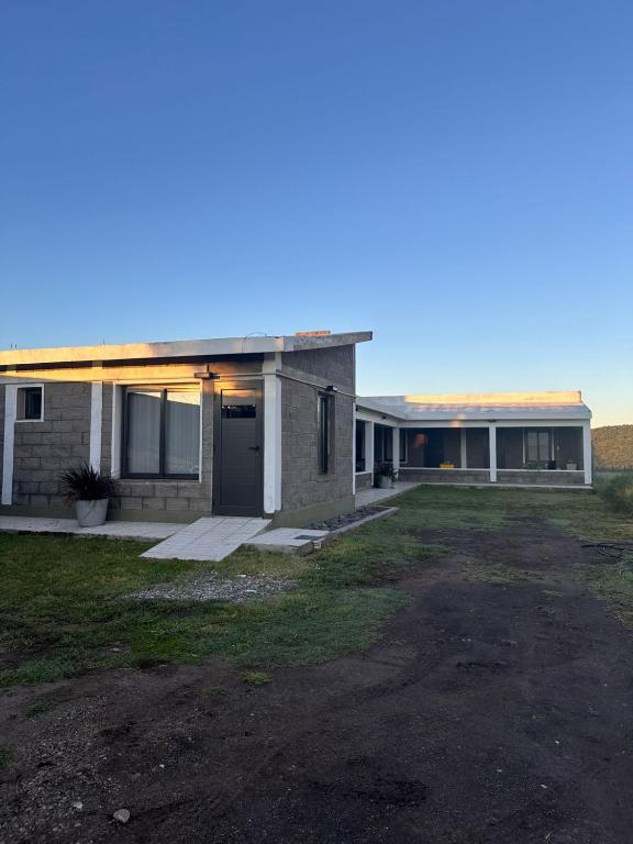 an empty house with a yard in front of it at Sierras y Volcanes in Taninga