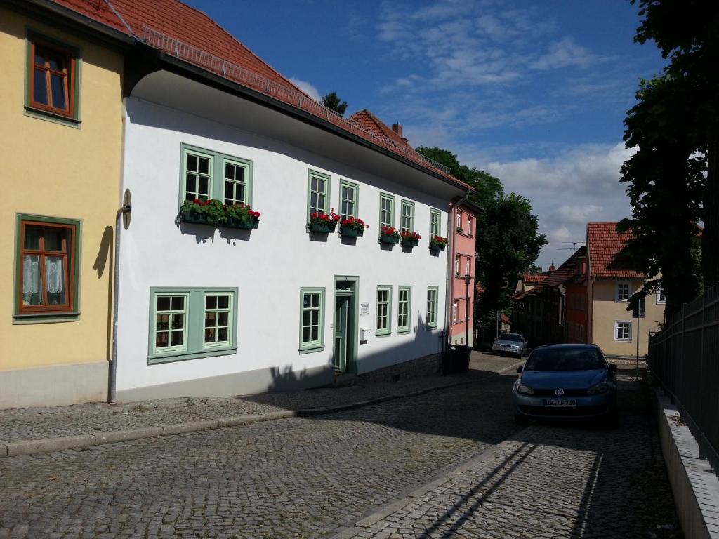 un edificio bianco con fioriere alle finestre di Ferienwohnung Wenzlaff ad Arnstadt