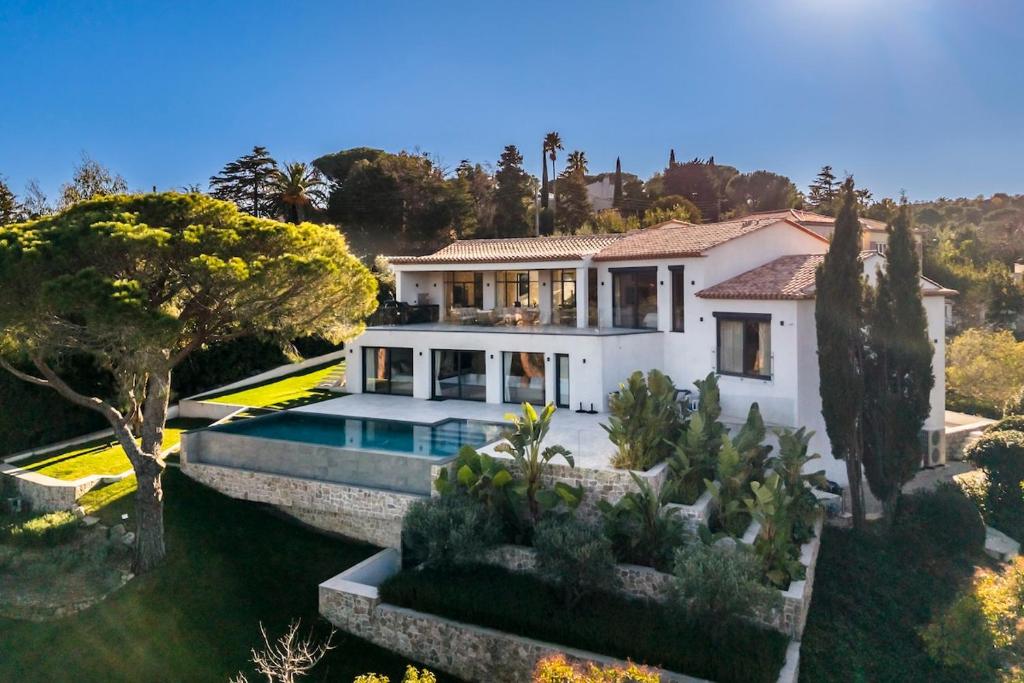 New 5BR Retreat with Pool, Terrace & Garden