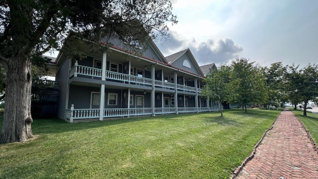 a large house with a large yard in front of it at The Shelby Inn in Shelbyville