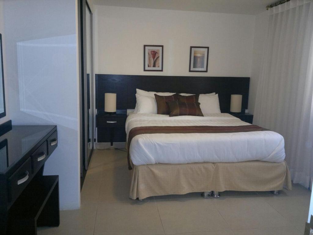 sypialnia z dużym łóżkiem i telewizorem w obiekcie Torino Apartments شقق تورينو w mieście Amman