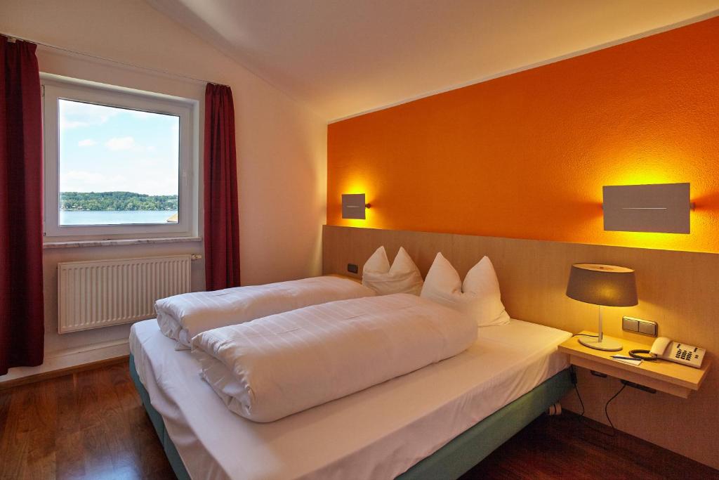 Postel nebo postele na pokoji v ubytování Hotel Schloss Berg