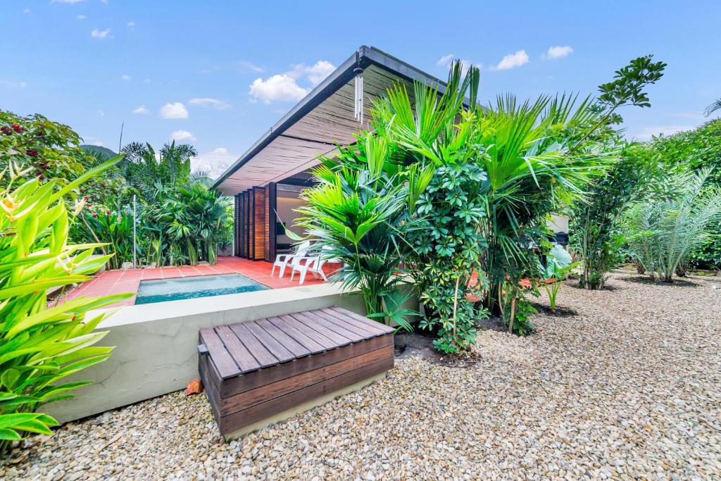 a backyard with a bench and a house at Juntas del Lago - Casa 3 in Apulo