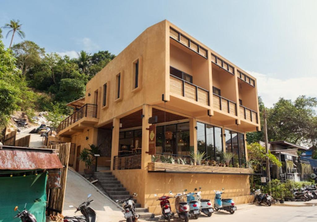 a building with motorcycles parked in front of it at The Petra Boutique Studios in Ko Tao