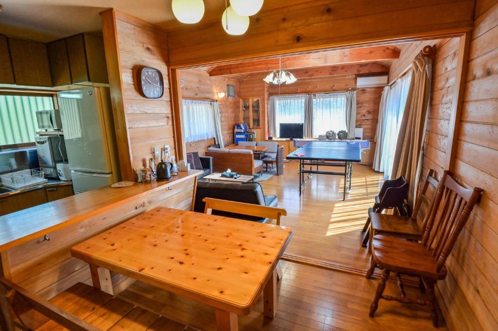 a living room with a table and a dining room at ve-nasu本館 in Nasu