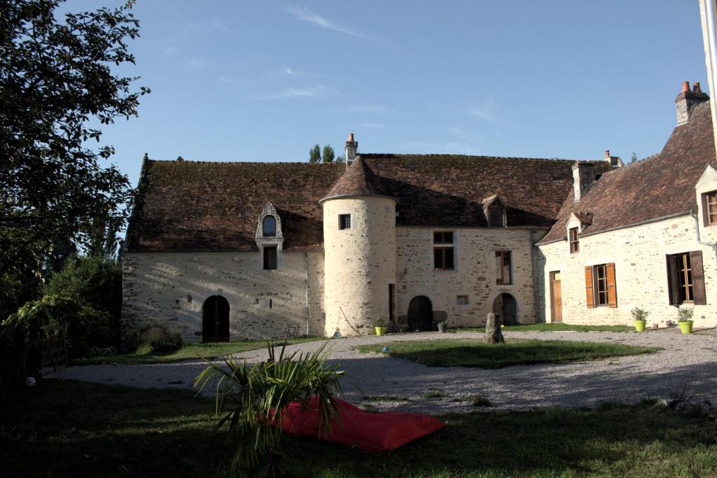 CordeyにあるFerme-Château de Cordey & Spaの屋根付きの古い石造りの建物
