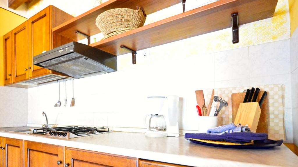 cocina con armarios de madera y encimera en Fattoria di Fugnano, en San Gimignano