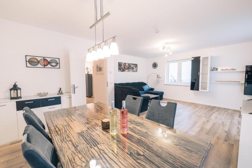 ein Esszimmer und ein Wohnzimmer mit Tisch und Stühlen in der Unterkunft Haus Emma Großes Ferienhaus mit Garten für bis zu 10 Personen in Klosterdorf