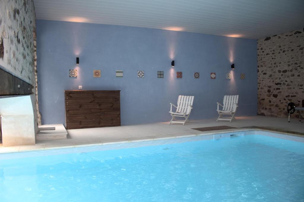 Bazén v ubytování Ferme-Château de Cordey & Spa nebo v jeho okolí