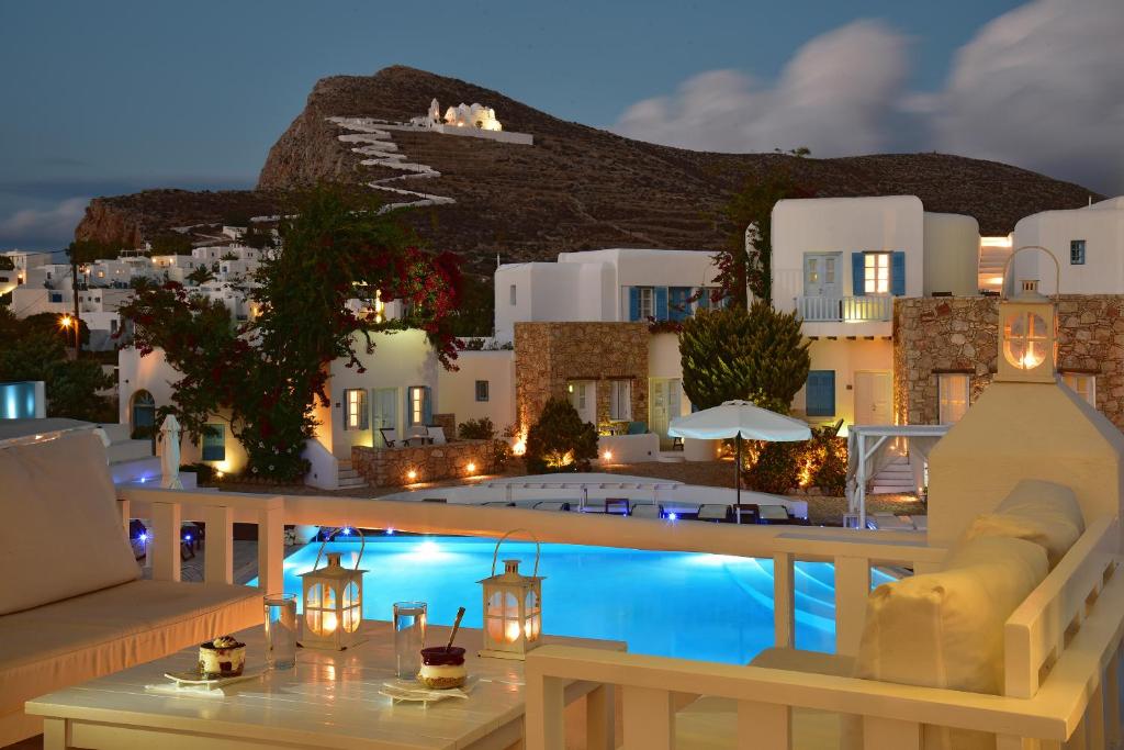 vista sulla piscina di notte di Chora Resort Hotel & Spa a Chora Folegandros