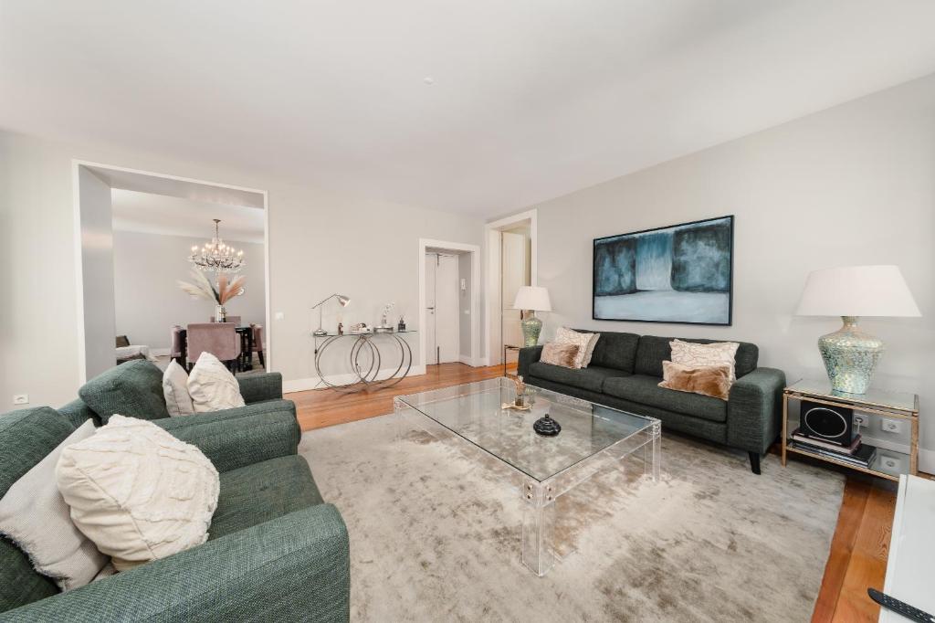 Luxurious Central Lisbon 4BR Apt, Sleeps 10 wAC