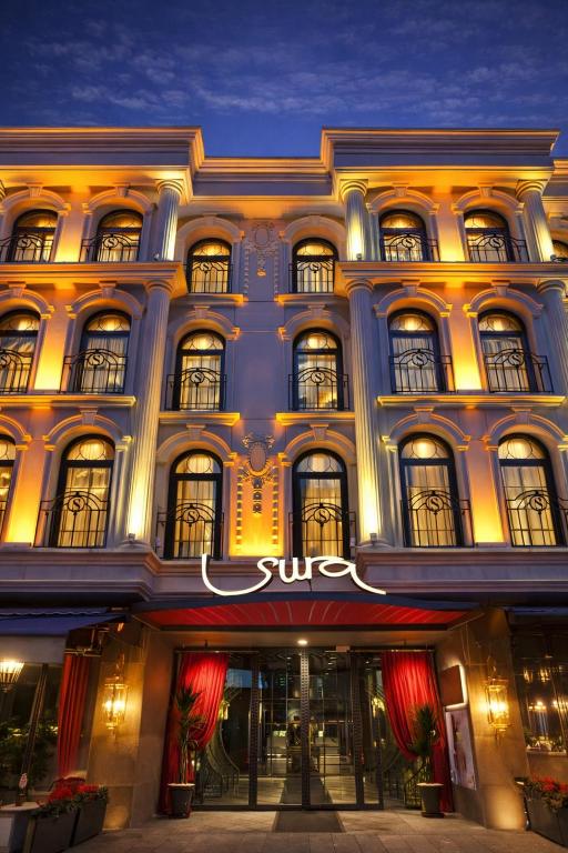 ein Gebäude mit einem Sonnensymbol an der Vorderseite in der Unterkunft Sura Design Hotel & Suites in Istanbul