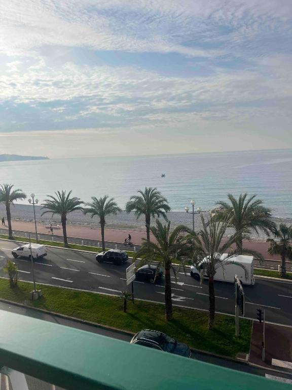 Charming Studio Apartment with Ocean Views in Nice, France