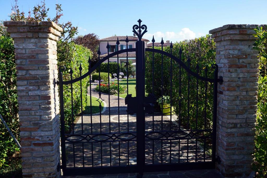 a gate to a garden with a fence at Belvedere in Isola Albarella