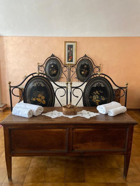 a table with two towels on top of it at Casa della Resistenza in Sulmona