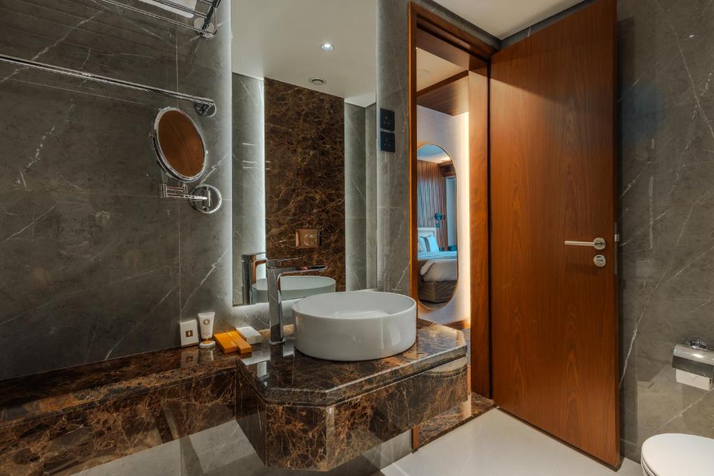 Kuwait Continental Hotel - Deluxe King Room