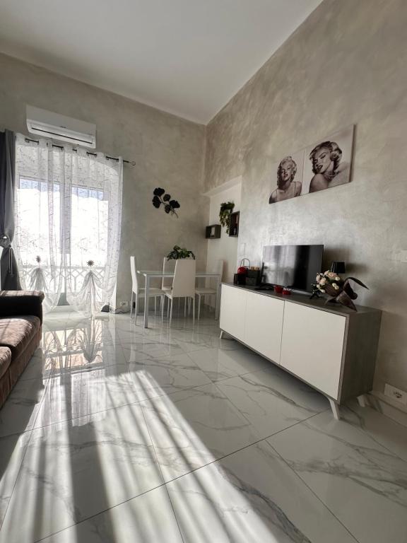 a living room with a couch and a television at Chez Grenuel in Sanremo