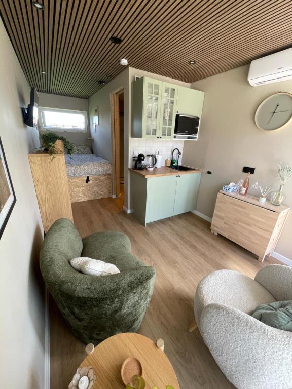 a room with a kitchen and a living room at B&B Pardoen in Poortugaal