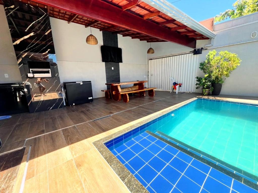 a swimming pool with a ping pong table and a pool at Casa inteira com Piscina - 3 Quartos - Área Gourmet - 5 min da Praia in Prado