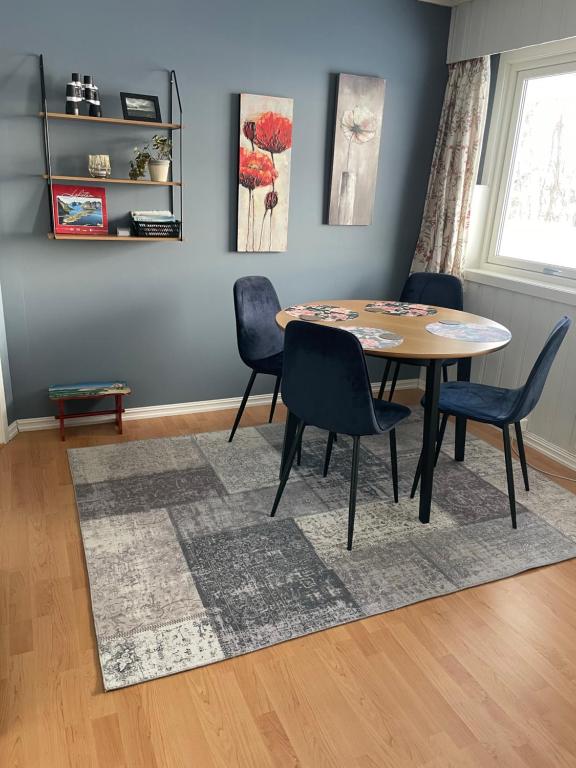 a dining room with a table and chairs at Liten leilighet med to soverom in Valberg