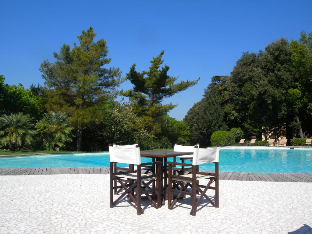 Bazén v ubytovaní Borgo Colleoli Resort alebo v jeho blízkosti