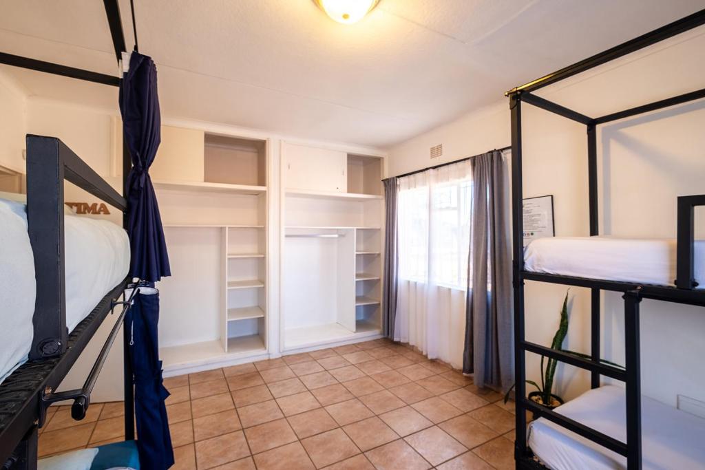 Kate's Nest Guesthouse & Backpackers - Bed In 4-persoons Heren Slaapzaal