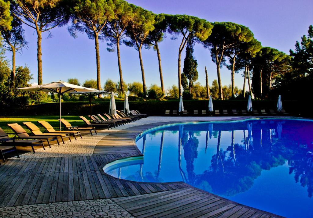 Bazén v ubytovaní Borgo Colleoli Resort alebo v jeho blízkosti
