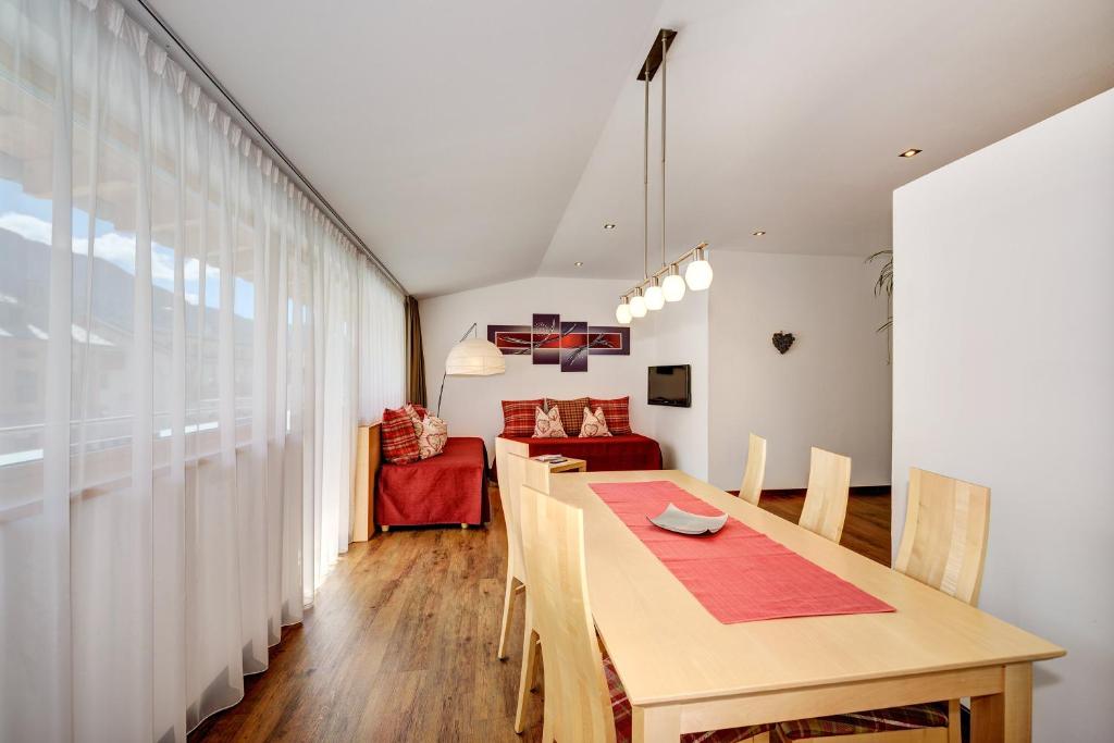 Postel nebo postele na pokoji v ubytování Garni Apparthotel St Valentin