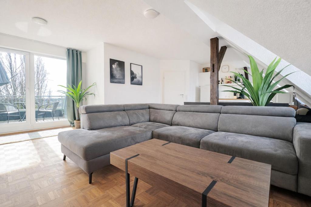 a living room with a couch and a table at Larooms Merseburg - Apartment NP62 - ServiceApartment für Geschäftsreisende in Merseburg