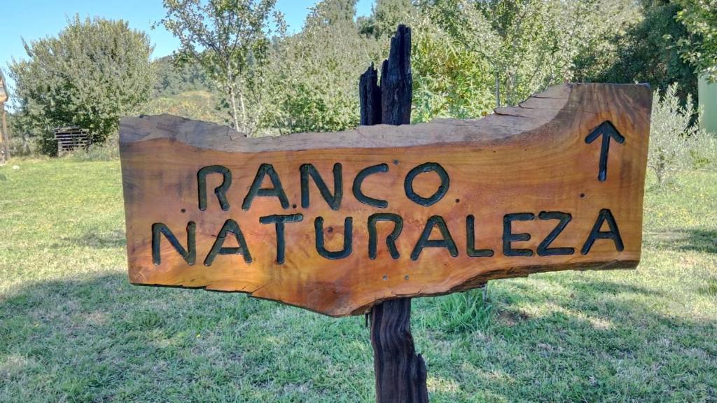 a wooden sign that reads ranza natalica at Hospedaje Campestre Ranco Naturaleza - Desayuno incluido in Lago Ranco
