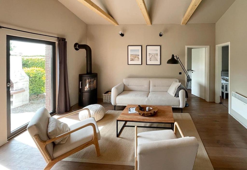 a living room with a couch and a fireplace at de Relliner Hüs in Heringsdorf