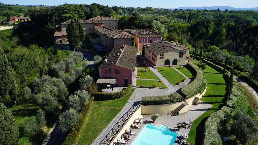 Bazén v ubytovaní Borgo Colleoli Resort alebo v jeho blízkosti