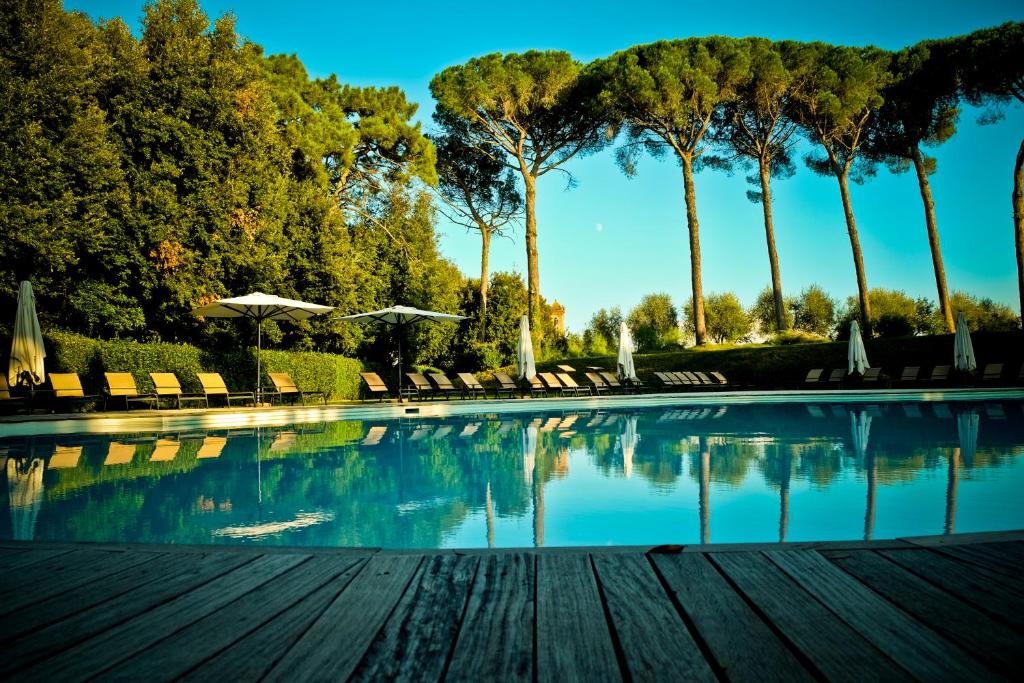 Bazén v ubytovaní Borgo Colleoli Resort alebo v jeho blízkosti