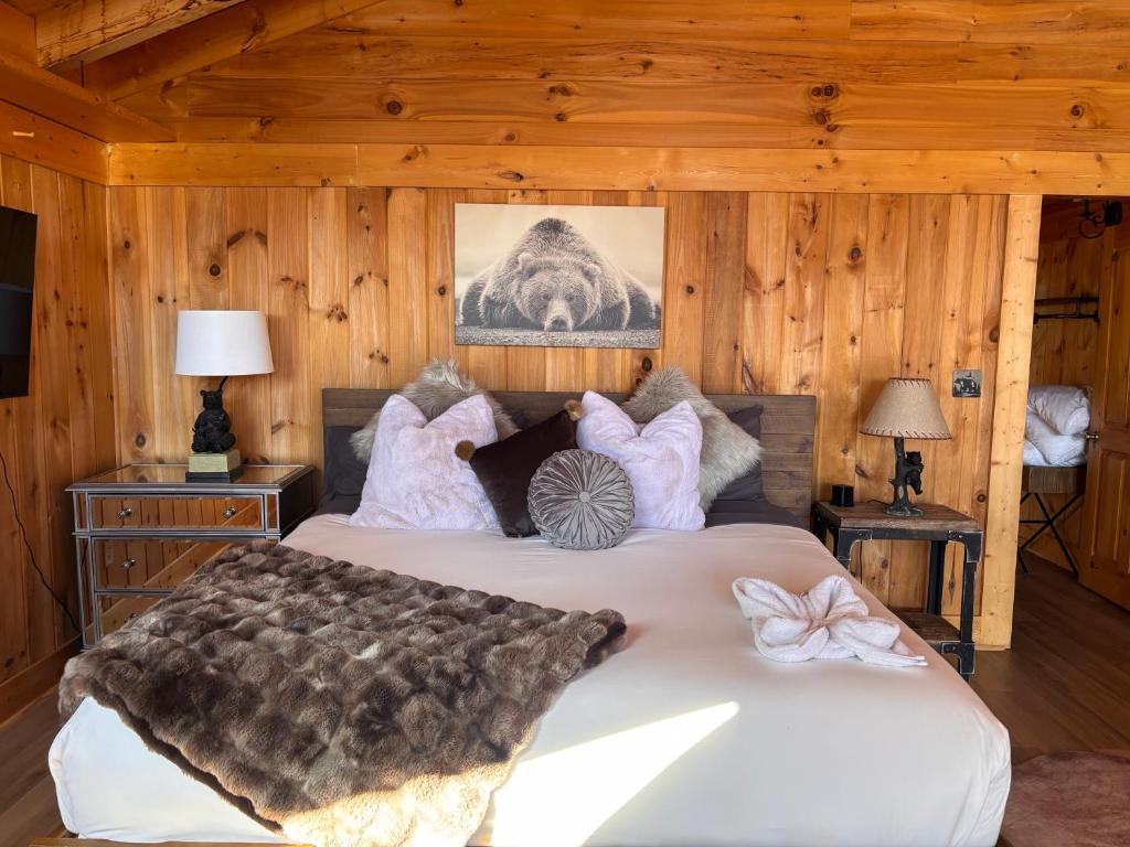Classy Bear Cabin - Summit Views of Ober Mountain, Hot Tub, 3 King Beds, 2 Mi to Downtown photo
