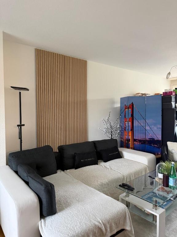 Double room and private bath in a shared flat, quiet, close to the UN and airport