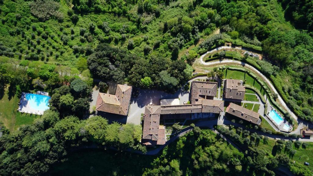 Bazén v ubytovaní Borgo Colleoli Resort alebo v jeho blízkosti