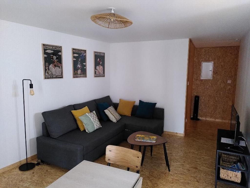 a living room with a couch and a table at Appartement meublé, Le 37bis in Bolbec