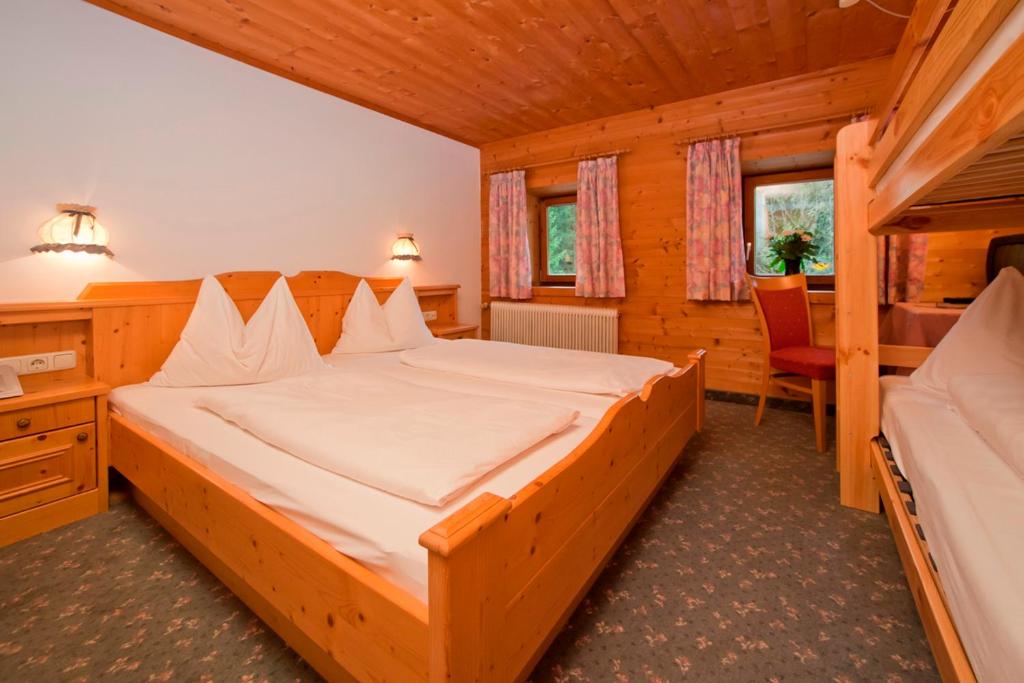 Postel nebo postele na pokoji v ubytování Gasthaus Mitterjager