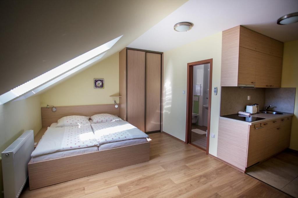 Una cama o camas en una habitación de Vendelin Apartmany