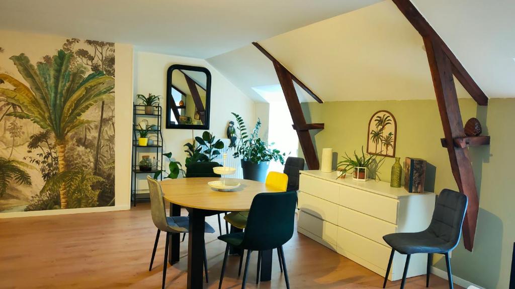 a dining room with a table and chairs at Gîte L'Orée des Bois in Paimpont