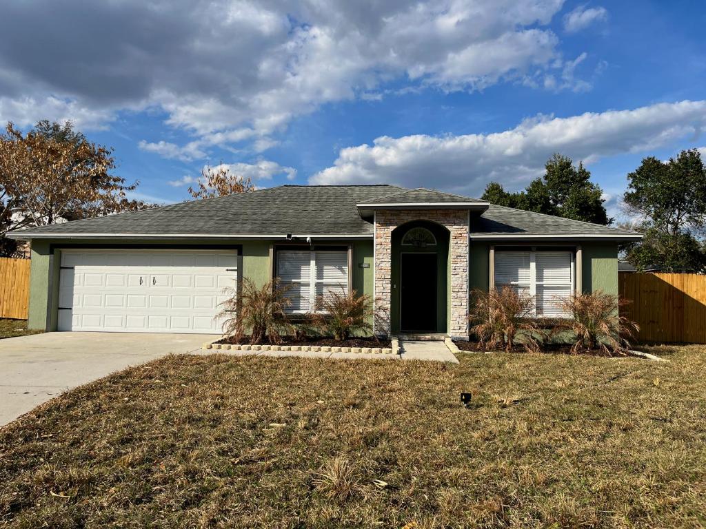 a house with a driveway and a garage at Joel's Place in Lake Wales