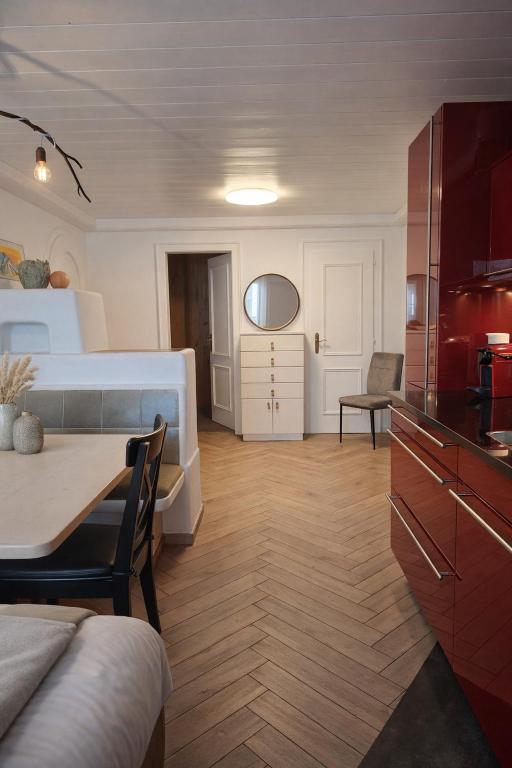 a room with a bed and a table and a kitchen at Stadtappartement Saalfelden in Saalfelden am Steinernen Meer