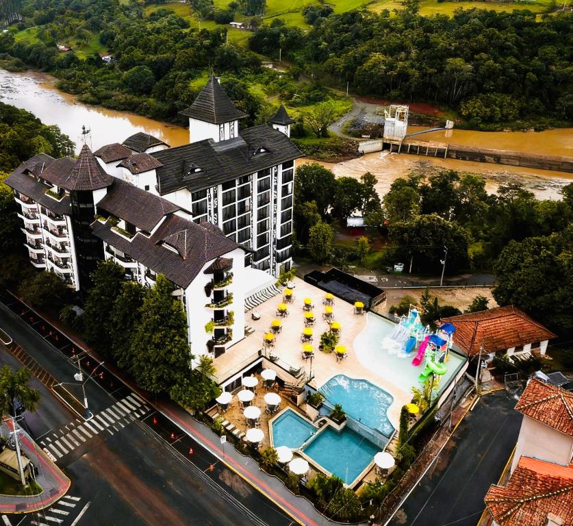 an overhead view of a hotel with a swimming pool at Hotel Vila Germânica in Piratuba