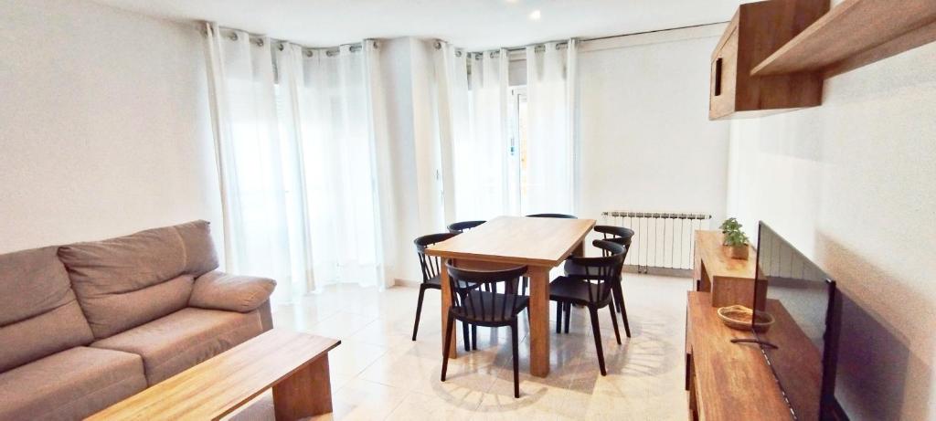 a living room with a table and chairs and a couch at Piso 3 habitaciones en Pescadores, 6 in Peniscola
