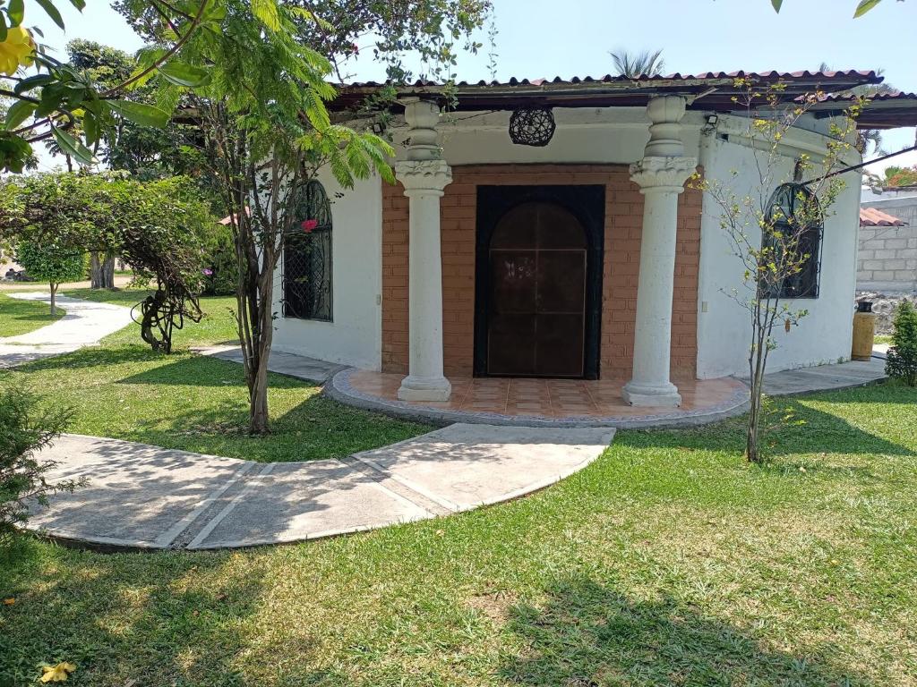 a small house with a door in a yard at Quinta Corona Hospedaje Familiar in Oaxtepec