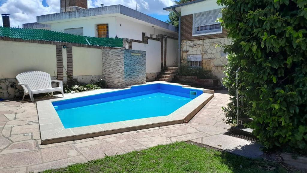 a swimming pool in the backyard of a house at Alquiler temporal Casa céntrica in La Falda