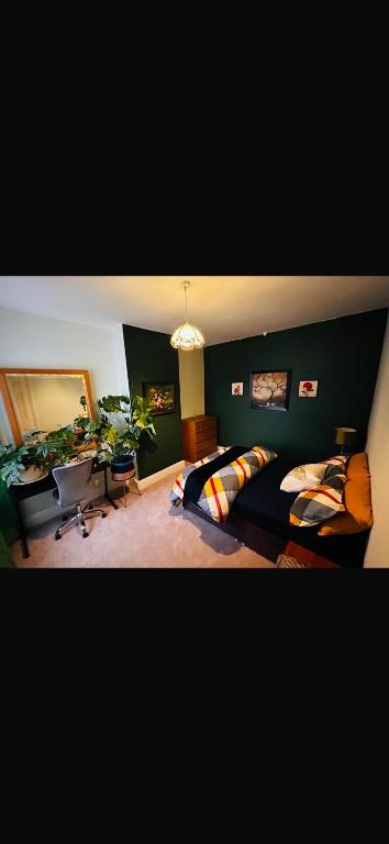 ein Wohnzimmer mit einem Bett und einer Couch in der Unterkunft Murray Road in Rugby